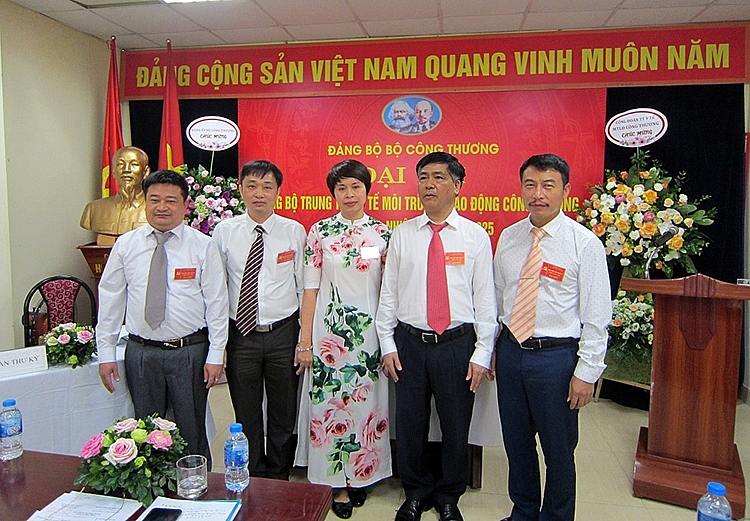 dang bo trung tam y te moi truong lao dong cong thuong doan ket quyet tam thuc hien thang loi cac muc tieu nhiem ky moi