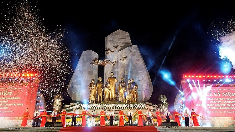 Khánh thành Tượng đài Chủ tịch Hồ Chí Minh với nhân dân Quảng Bình khanh thanh tuong dai chu tich ho chi minh voi nhan dan quang binh