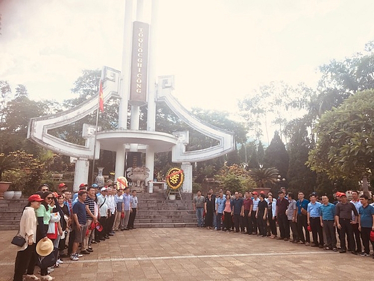 Đoàn đến thắp hương và chụp ảnh lưu niệm tại Nghĩa trang liệt sĩ Quốc gia Vị Xuyên 1140 img 1687