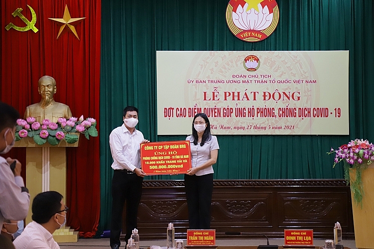 Tập đoàn BRG trao ủng hộ 500 triệu đồng và 10.000 khẩu trang vải kháng khuẩn cho UBND tỉnh Hà Nam Tập đoàn BRG trao ủng hộ 500 triệu đồng và 10.000 khẩu trang vải kháng khuẩn cho UBND tỉnh Hà Nam