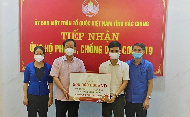 Tập đoàn BRG trao ủng hộ 500 triệu đồng và 10.000 khẩu trang vải kháng khuẩn cho UBND tỉnh Bắc Giang Tập đoàn BRG trao ủng hộ 500 triệu đồng và 10.000 khẩu trang vải kháng khuẩn cho UBND tỉnh Bắc Giang