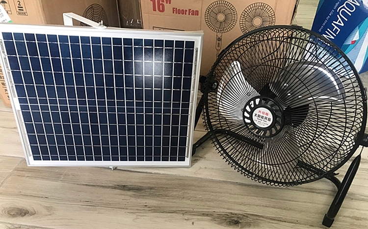Một bộ quạt năng lượng Mặt Trời thường bao gồm 1 quạt con cóc và 1 tấm pin để sạc cho quạt