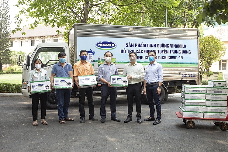 Vinamilk luôn tích cực trong các hoạt đông hỗ trợ Chính phủ, cán bộ y tế và cộng đồng cùng chống lại dịch bệnh Vinamilk luôn tích cực trong các hoạt đông hỗ trợ Chính phủ, cán bộ y tế và cộng đồng cùng chống lại dịch bệnh