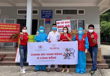Prudential góp 5 tỷ đồng vào Quỹ Vắc xin phòng Covid-19 và hỗ trợ hơn 2.300 bộ đồ bảo hộ cho tỉnh Bắc Giang