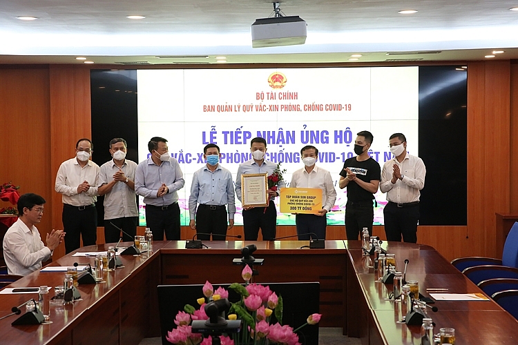 Lễ trao tặng Quỹ Vắc xin phòng Covid 19 Lễ trao tặng Quỹ Vắc xin phòng Covid 19