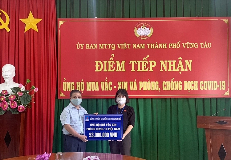 Chủ tịch Công đoàn KĐN trao tặng Quỹ vắc xin chống Covid-19 của Tp. Vũng Tàu