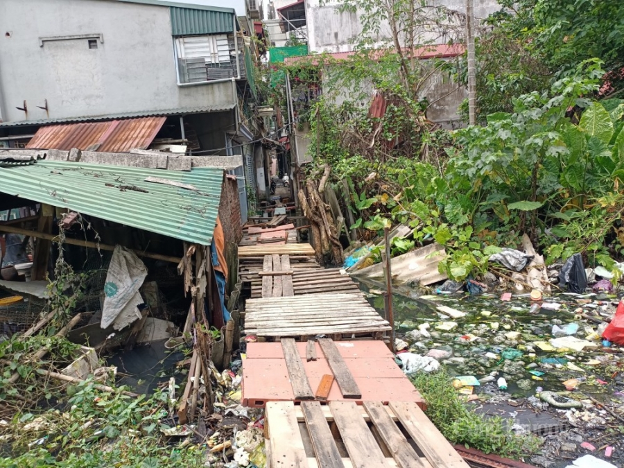 12 năm sống trong ngập úng giữa thủ đô Hà Nội 12 năm sống trong ngập úng giữa thủ đô Hà Nội