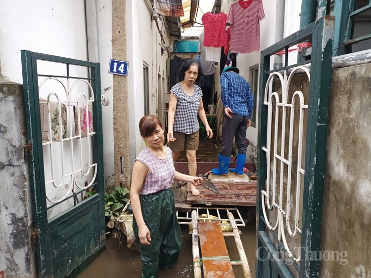 12 năm sống trong ngập úng giữa thủ đô Hà Nội 12 năm sống trong ngập úng giữa thủ đô Hà Nội