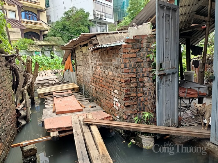 12 năm sống trong ngập úng giữa thủ đô Hà Nội 12 năm sống trong ngập úng giữa thủ đô Hà Nội