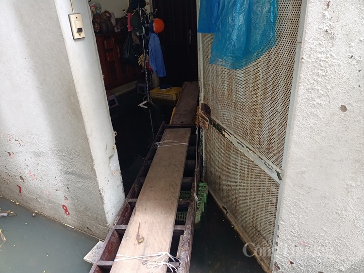 12 năm sống trong ngập úng giữa thủ đô Hà Nội 12 năm sống trong ngập úng giữa thủ đô Hà Nội