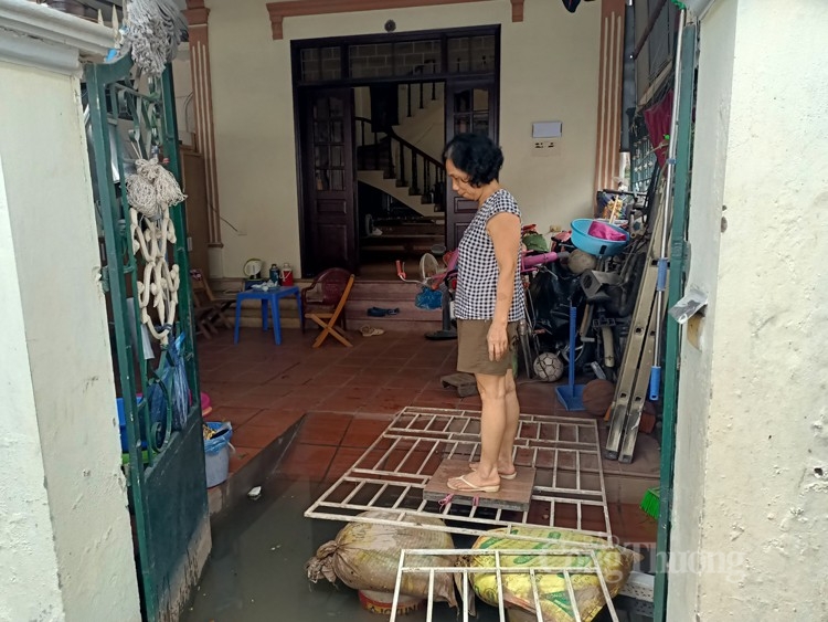 12 năm sống trong ngập úng giữa thủ đô Hà Nội 12 năm sống trong ngập úng giữa thủ đô Hà Nội