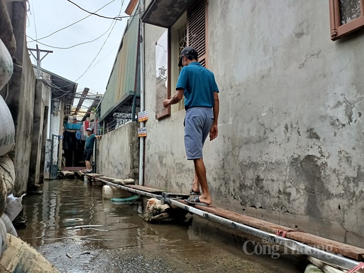 12 năm sống trong ngập úng giữa thủ đô Hà Nội 12 năm sống trong ngập úng giữa thủ đô Hà Nội