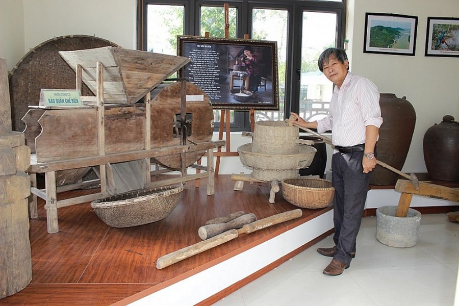 Nhà Sưu tầm Nguyễn Hữu Ngôn bên những nông cụ của người nông dân Việt Nam xưa (Ảnh do ông Ngôn cung cấp). Nhà Sưu tầm Nguyễn Hữu Ngôn bên những nông cụ của người nông dân Việt Nam xưa (Ảnh do ông Ngôn cung cấp).