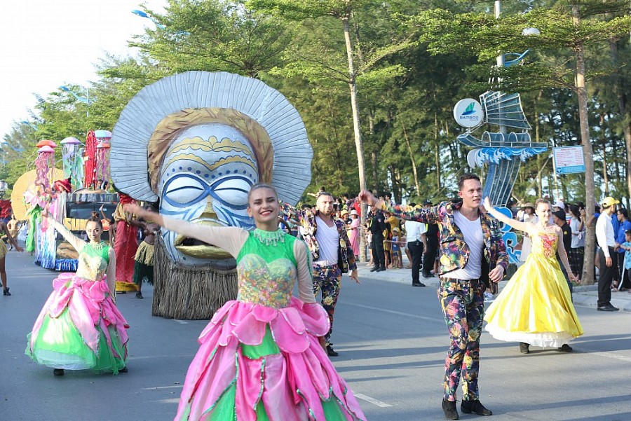 Đặc trưng lễ hội Carnival là những vũ công điêu luyện trong những trang phục sặc sỡ Đặc trưng lễ hội Carnival là những vũ công điêu luyện trong những trang phục sặc sỡ