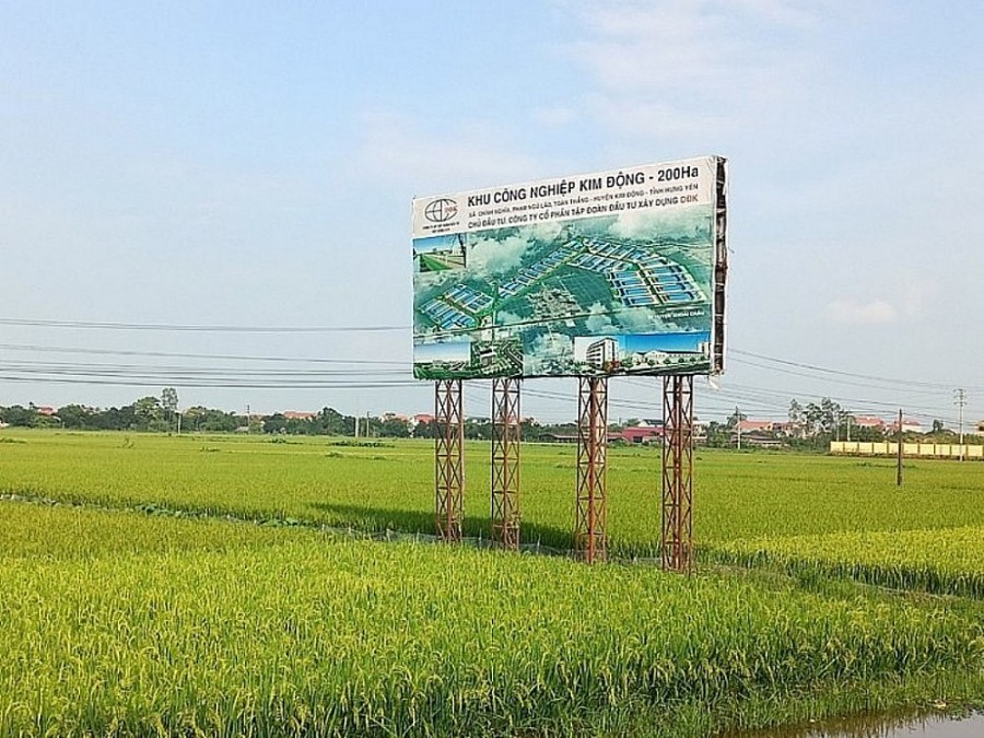 Dự án Khu công nghiệp Kim Động hiện vẫn chưa được triển khai, nhiều khu vực vẫn là cánh đồng lúa. Dự án Khu công nghiệp Kim Động hiện vẫn chưa được triển khai, nhiều khu vực vẫn là cánh đồng lúa.