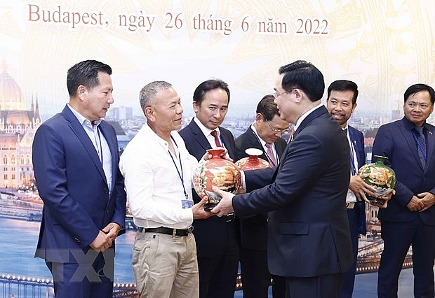 Chủ tịch Quốc hội Vương Đình Huệ tặng quà lưu niệm cho các đại biểu