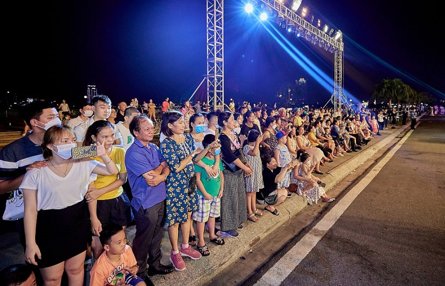 Du khách đứng bên đường tại sân khấu Du khách đứng bên đường tại sân khấu