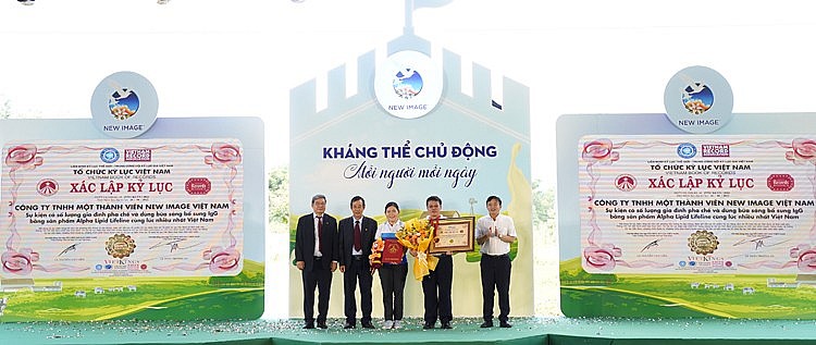 Đại diện New Image Việt Nam nhận bằng chứng nhận Kỷ lục “Số lượng gia đình pha chế và dùng bữa sáng bổ sung IgG bằng sản phẩm Alpha Lipid Lifeline cùng lúc nhiều nhất Việt Nam” (2)JPG