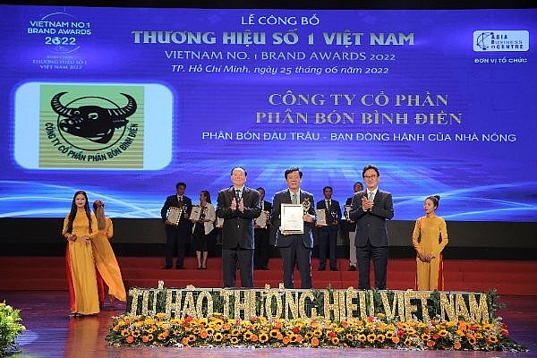 Ông Ngô Văn Đông- Tổng Giám đốc Công ty CP Phân bón Bình Điền đón nhận giải thưởng Thương hiệu số 1 Việt Nam năm 2022.jpg Ông Ngô Văn Đông- Tổng Giám đốc Công ty CP Phân bón Bình Điền đón nhận giải thưởng Thương hiệu số 1 Việt Nam năm 2022.jpg