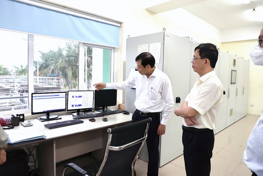 Điều khiển hệ thống đường ống tự động hóa bằng máy móc công nghệ hiện đại