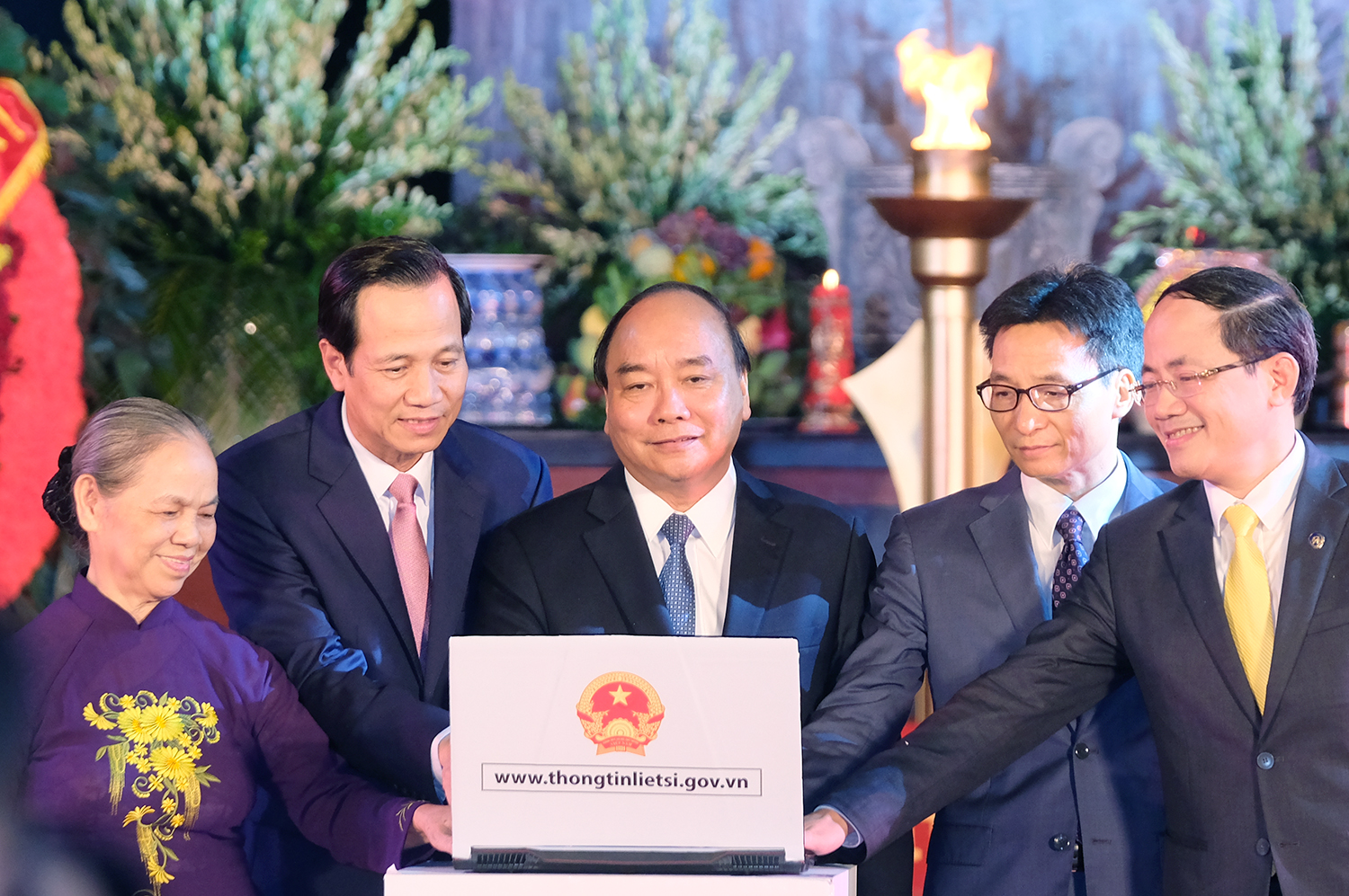 Không được quên những cống hiến, hy sinh của các thế hệ cha anh khong duoc quen nhung cong hien hy sinh cua cac the he cha anh