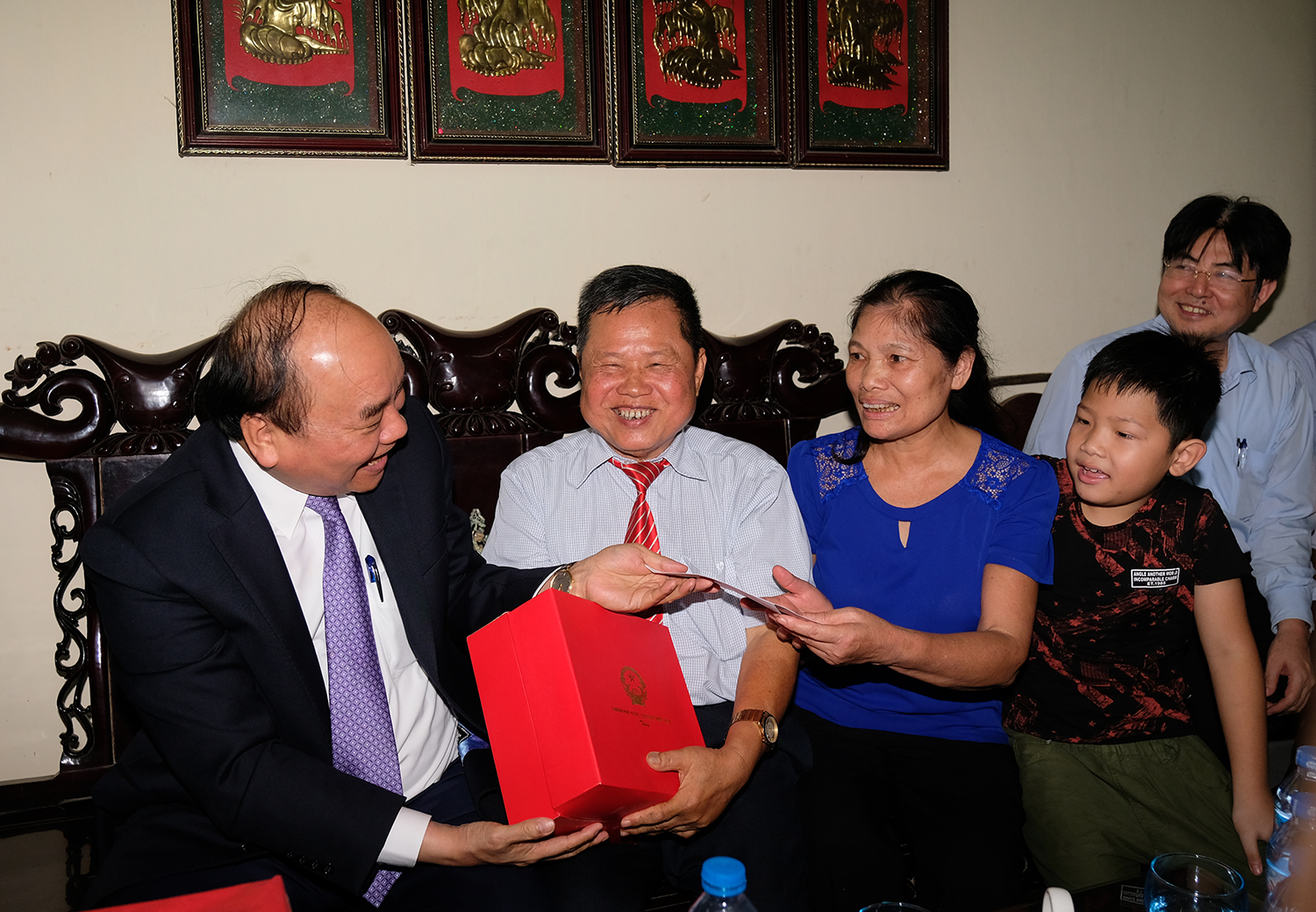 Không được quên những cống hiến, hy sinh của các thế hệ cha anh khong duoc quen nhung cong hien hy sinh cua cac the he cha anh