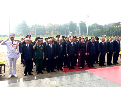 lanh dao dang nha nuoc dang huong tuong niem cac anh hung liet si 122906