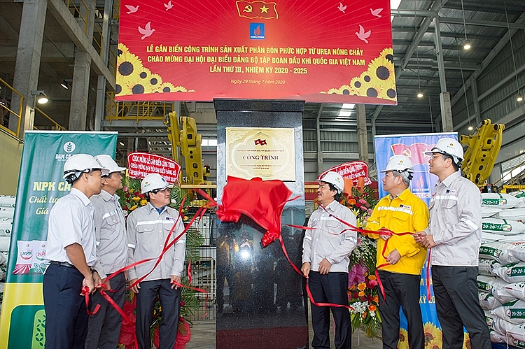 Nghi thức gắn biển công trình sản xuất phân bón phức hợp từ urea nóng chảy chào mừng Đại hội Đảng bộ Tập đoàn lần III, nhiệm kỳ 2020-2025 2453 3