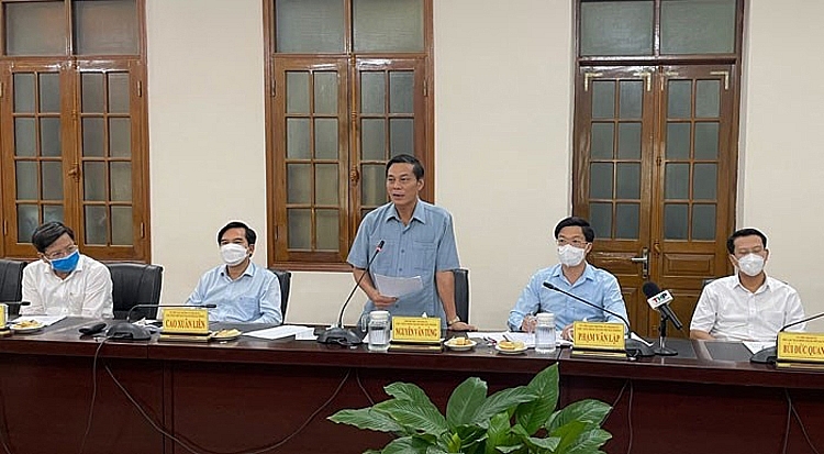 Đồng chí Nguyễn Văn Tùng, Chủ tịch UBND thành phố phát biểu tại cuộc tiếp xúc