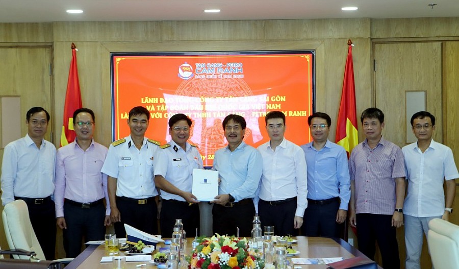 etrovietnam và PV GAS trao tặng ủng hộ cán bộ chiến sỹ hải quân 600 triệu đồng etrovietnam và PV GAS trao tặng ủng hộ cán bộ chiến sỹ hải quân 600 triệu đồng