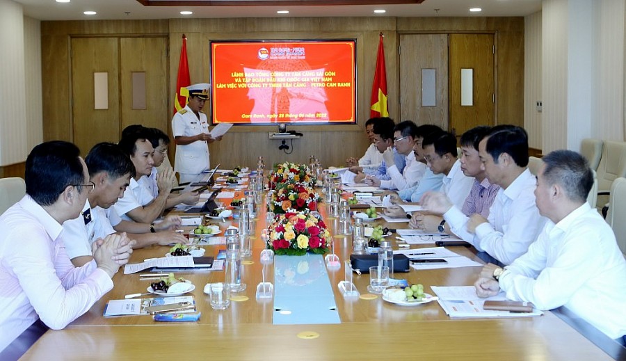 Đoàn cán bộ Petrovietnam và PV GAS đến thăm và làm việc tại Petro Cam Ranh Đoàn cán bộ Petrovietnam và PV GAS đến thăm và làm việc tại Petro Cam Ranh