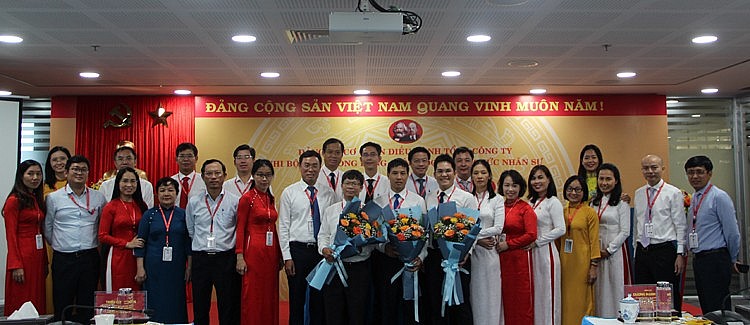 Các vị lãnh đạo và đảng viên chúc mừng Chi ủy mới ra mắt Đại hội Các vị lãnh đạo và đảng viên chúc mừng Chi ủy mới ra mắt Đại hội