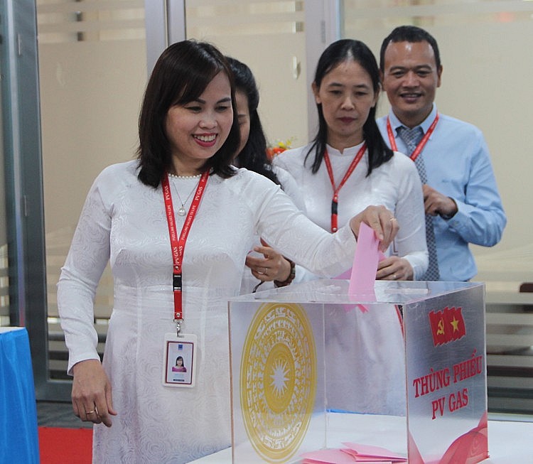 Các đại biểu tham gia bỏ phiếu tại Đại hội Các đại biểu tham gia bỏ phiếu tại Đại hội