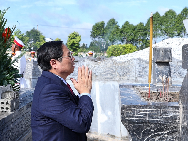 Chùm ảnh: Thủ tướng dâng hương tưởng niệm các anh hùng, liệt sĩ (Chờ ảnh) - Ảnh 5. Chùm ảnh: Thủ tướng dâng hương tưởng niệm các anh hùng, liệt sĩ (Chờ ảnh) - Ảnh 5.