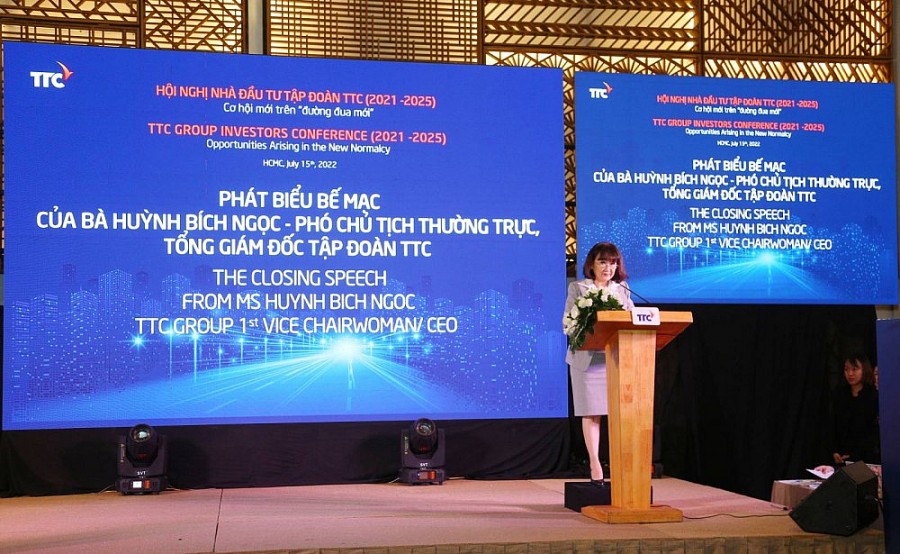 Bà Huỳnh Bích Ngọc - Phó Chủ tịch thường trực, Tổng Giám đốc Tập đoàn TTC cho biết TTC cam kết sẽ luôn ưu tiên tập trung tối đa nhân lực và tài lực nhằm hiện thực hóa những chỉ tiêu kế hoạch đã đề ra để hoàn thành tốt trách nhiệm cũng như đáp lại sự tin tưởng của các nhà đầu tư và các đối tác chiến lược Bà Huỳnh Bích Ngọc - Phó Chủ tịch thường trực, Tổng Giám đốc Tập đoàn TTC cho biết TTC cam kết sẽ luôn ưu tiên tập trung tối đa nhân lực và tài lực nhằm hiện thực hóa những chỉ tiêu kế hoạch đã đề ra để hoàn thành tốt trách nhiệm cũng như đáp lại sự tin tưởng của các nhà đầu tư và các đối tác chiến lược