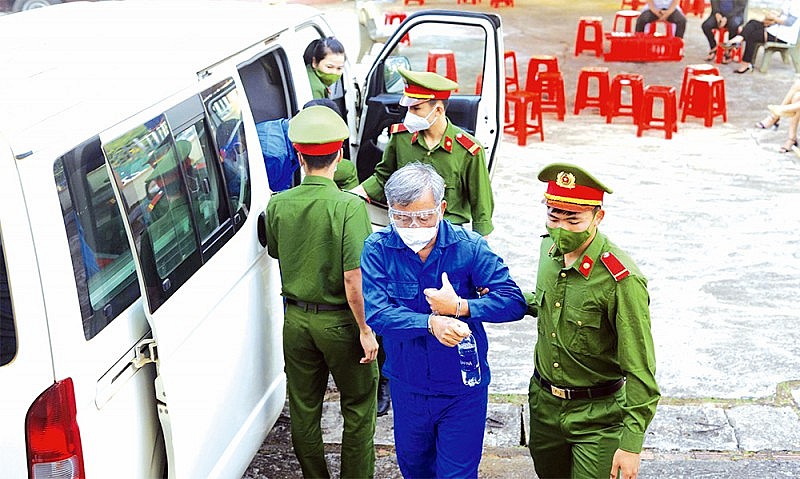 Lực lượng chức năng đưa bị cáo Trịnh Sướng đến phiên tòa xét xử. Lực lượng chức năng đưa bị cáo Trịnh Sướng đến phiên tòa xét xử.