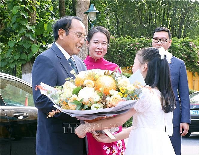 Thiếu nhi Thủ đô Hà Nội tặng hoa, chào đón Phó Chủ tịch nước Lào Bounthong Chitmany Thiếu nhi Thủ đô Hà Nội tặng hoa, chào đón Phó Chủ tịch nước Lào Bounthong Chitmany