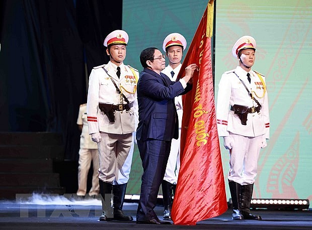Thủ tướng Phạm Minh Chính gắn Huân chương Hồ Chí Minh lên lá cờ truyền thống của lực lượng Cảnh sát Nhân dân, Bộ Công an Thủ tướng Phạm Minh Chính gắn Huân chương Hồ Chí Minh lên lá cờ truyền thống của lực lượng Cảnh sát Nhân dân, Bộ Công an