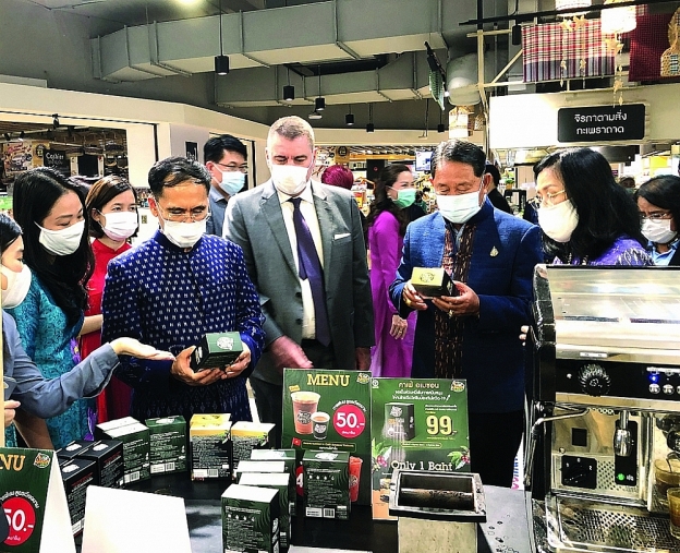 Các đại biểu tham quan một gian hàng tại Tuần hàng Việt Nam tại Thái Lan - Udon Thani 2021 Các đại biểu tham quan một gian hàng tại Tuần hàng Việt Nam tại Thái Lan - Udon Thani 2021