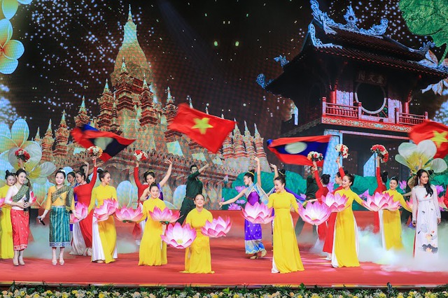 "Tình nghĩa Việt-Lào sáng hơn trăng rằm, thơm hơn đóa hoa nào thơm nhất" - Ảnh 4.