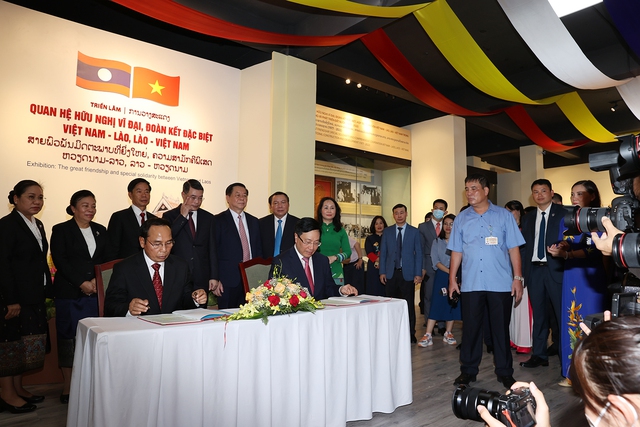 Khai mạc triển lãm Quan hệ hữu nghị vĩ đại, đoàn kết đặc biệt Việt Nam-Lào - Ảnh 5. Khai mạc triển lãm Quan hệ hữu nghị vĩ đại, đoàn kết đặc biệt Việt Nam-Lào - Ảnh 5.