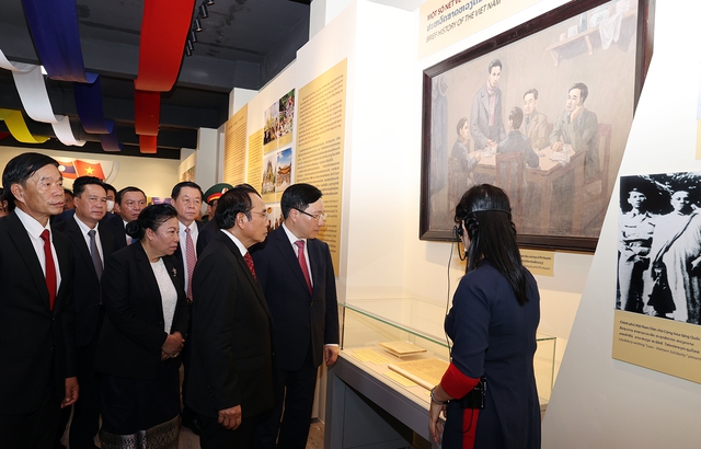 Khai mạc triển lãm Quan hệ hữu nghị vĩ đại, đoàn kết đặc biệt Việt Nam-Lào - Ảnh 3. Khai mạc triển lãm Quan hệ hữu nghị vĩ đại, đoàn kết đặc biệt Việt Nam-Lào - Ảnh 3.