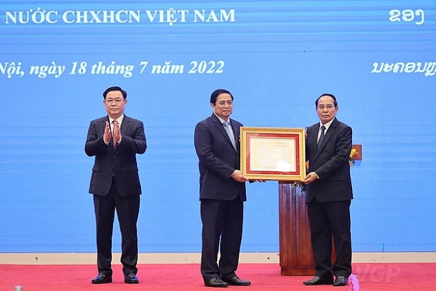 Thường trực Ban Bí thư, Phó Chủ tịch nước Lào Bounthong Chitmany trao Huân chương Vàng quốc gia - huân chương cao quý nhất của Nhà nước Cộng hoà dân chủ Nhân dân Lào - cho Thủ tướng Chính phủ Phạm Minh Chính Thường trực Ban Bí thư, Phó Chủ tịch nước Lào Bounthong Chitmany trao Huân chương Vàng quốc gia - huân chương cao quý nhất của Nhà nước Cộng hoà dân chủ Nhân dân Lào - cho Thủ tướng Chính phủ Phạm Minh Chính