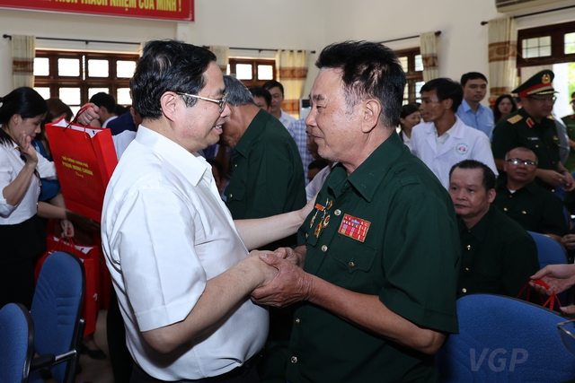 Chùm ảnh: Thủ tướng tặng quà, tri ân Mẹ Việt Nam anh hùng, các thương binh và gia đình chính sách - Ảnh 7.
