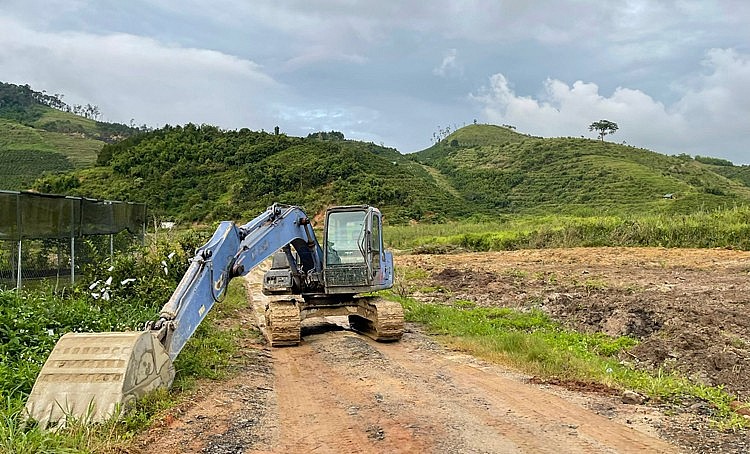 Máy múc chắn ngang đường để cản trở phương tiện tiếp cận bãi khai thác. Máy múc chắn ngang đường để cản trở phương tiện tiếp cận bãi khai thác.