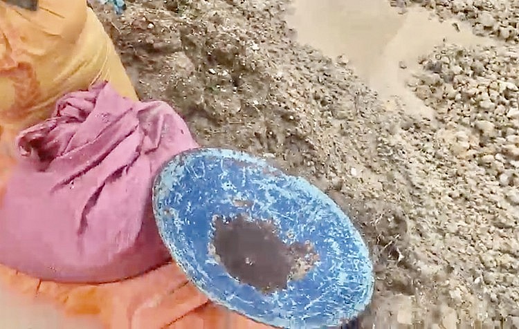 Mân đãi vàng bằng tay  Mân đãi vàng bằng tay