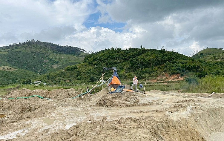 Toàn cảnh bãi khai thác vàng sa khoáng trái phép Toàn cảnh bãi khai thác vàng sa khoáng trái phép