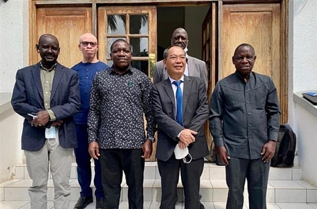 Đại sứ Việt Nam tại Tanzania Nguyễn Nam Tiến cùng chụp ảnh lưu niệm với Bộ trưởng Đầu tư Tanzania, ông Geoffrey Mwambe (thứ hai, trái, hàng trước) và một số lãnh đạo của Tanzania, tháng 8/2021 Đại sứ Việt Nam tại Tanzania Nguyễn Nam Tiến cùng chụp ảnh lưu niệm với Bộ trưởng Đầu tư Tanzania, ông Geoffrey Mwambe (thứ hai, trái, hàng trước) và một số lãnh đạo của Tanzania, tháng 8/2021