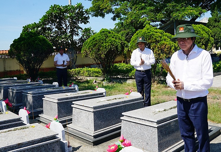 Đoàn cán bộ PV GAS thắp những nén nhang thơm tưởng nhớ trước từng mộ phần của các anh hùng liệt sỹ Đoàn cán bộ PV GAS thắp những nén nhang thơm tưởng nhớ trước từng mộ phần của các anh hùng liệt sỹ