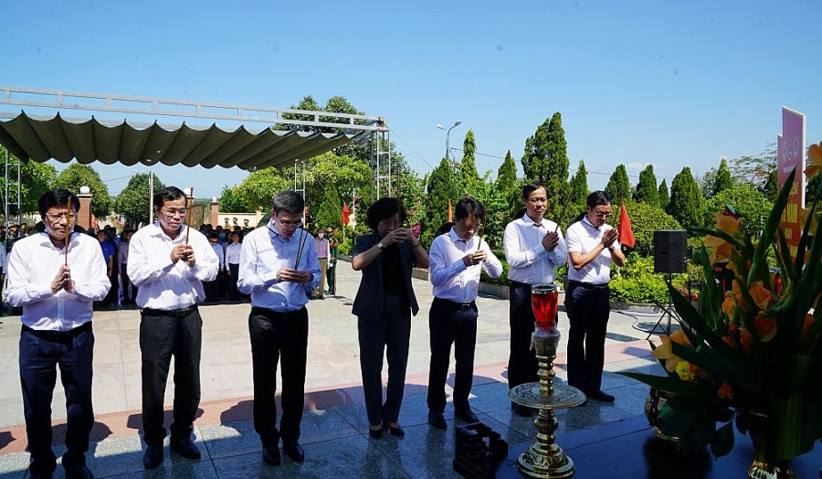 Nghi thức dâng hương và đặt vòng hoa tưởng nhớ Nghi thức dâng hương và đặt vòng hoa tưởng nhớ